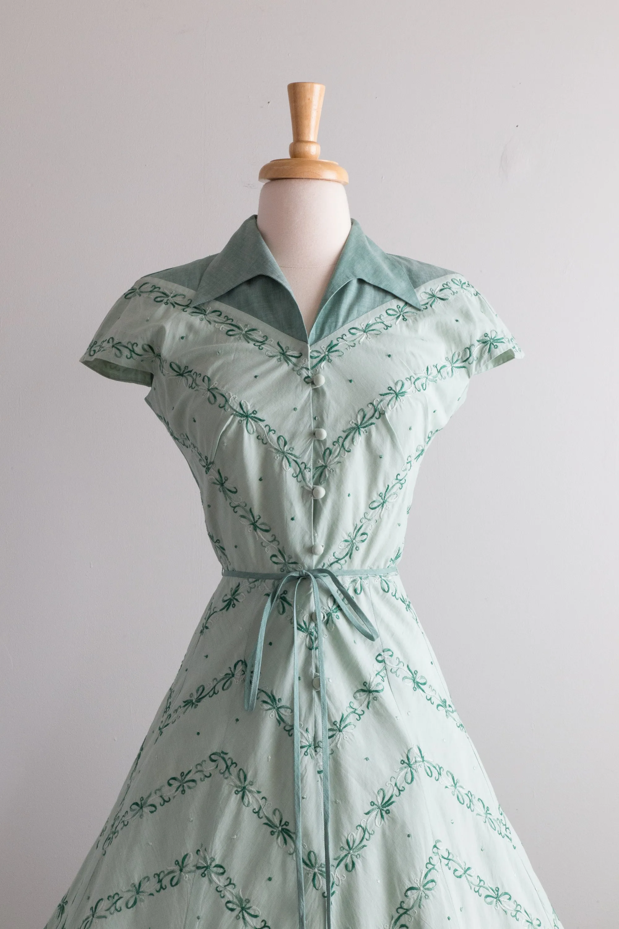 Beautiful 1950's Doris Dodson Spearmint Embroidered Cotton Day Dress / Small