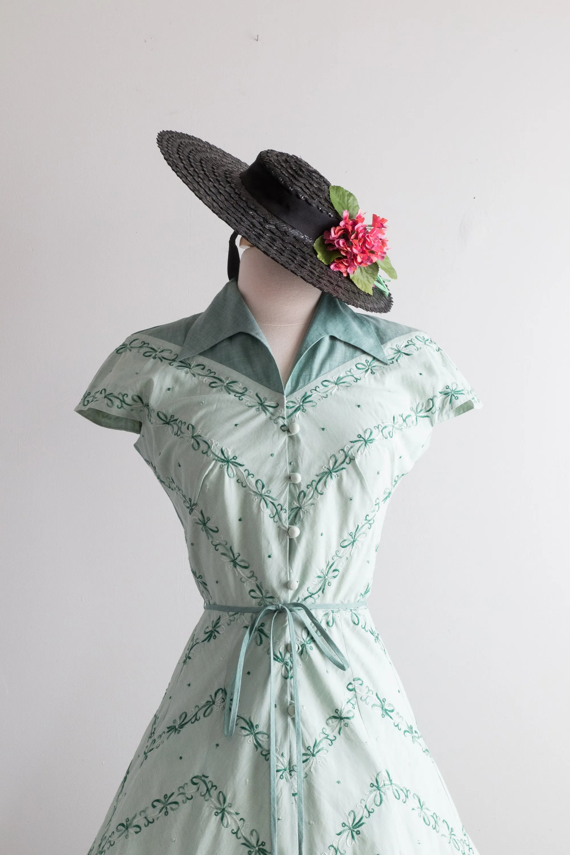 Beautiful 1950's Doris Dodson Spearmint Embroidered Cotton Day Dress / Small