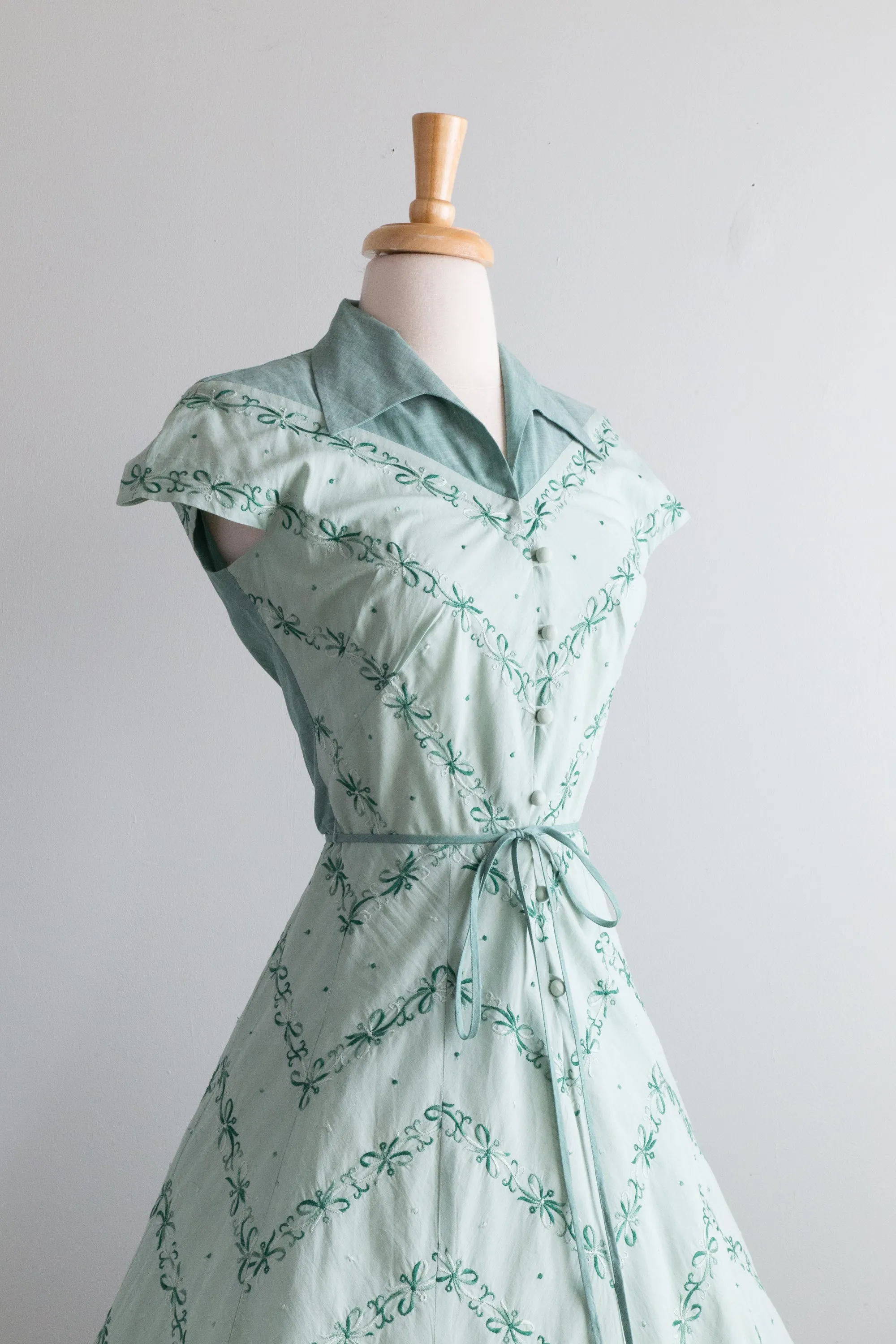 Beautiful 1950's Doris Dodson Spearmint Embroidered Cotton Day Dress / Small