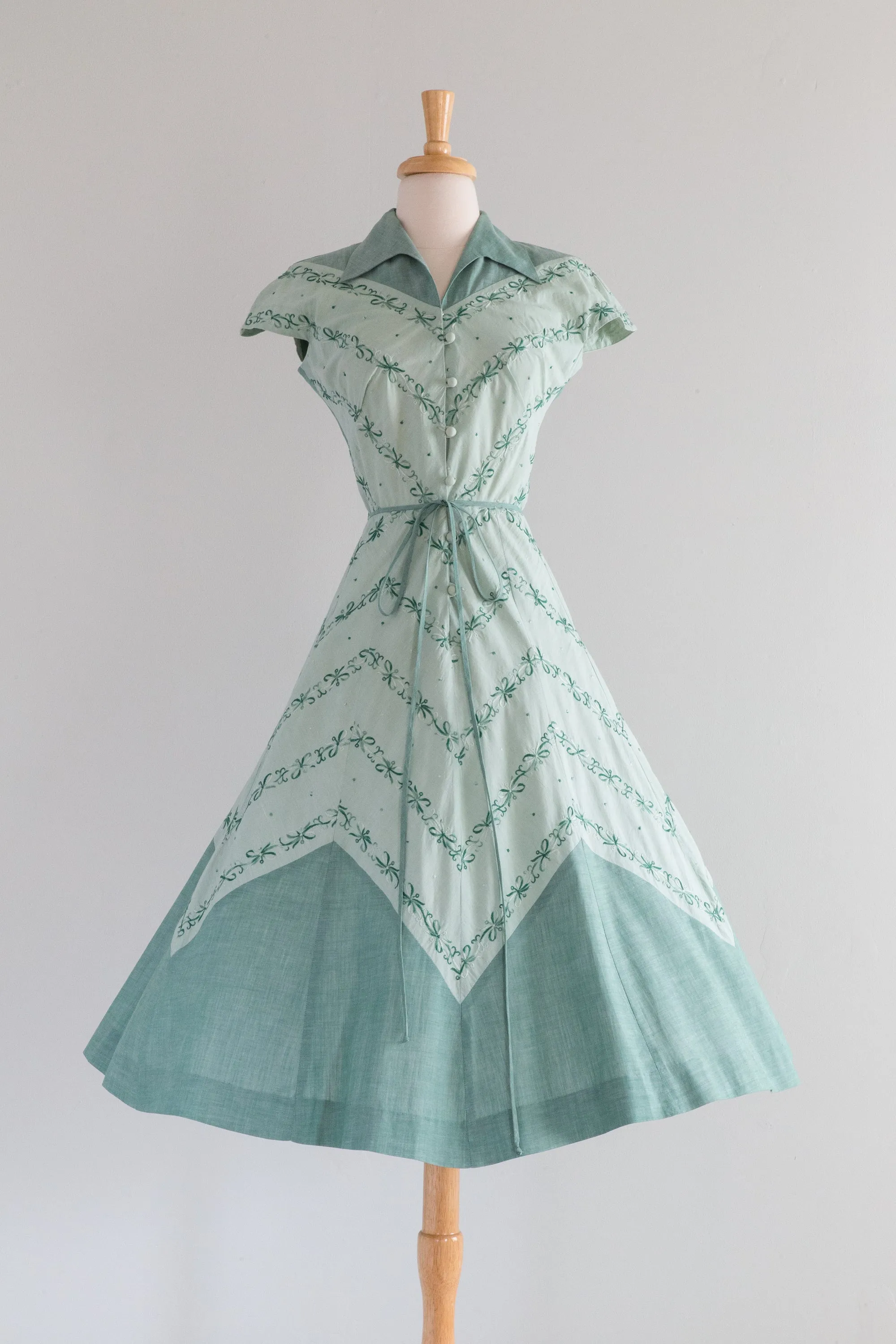 Beautiful 1950's Doris Dodson Spearmint Embroidered Cotton Day Dress / Small