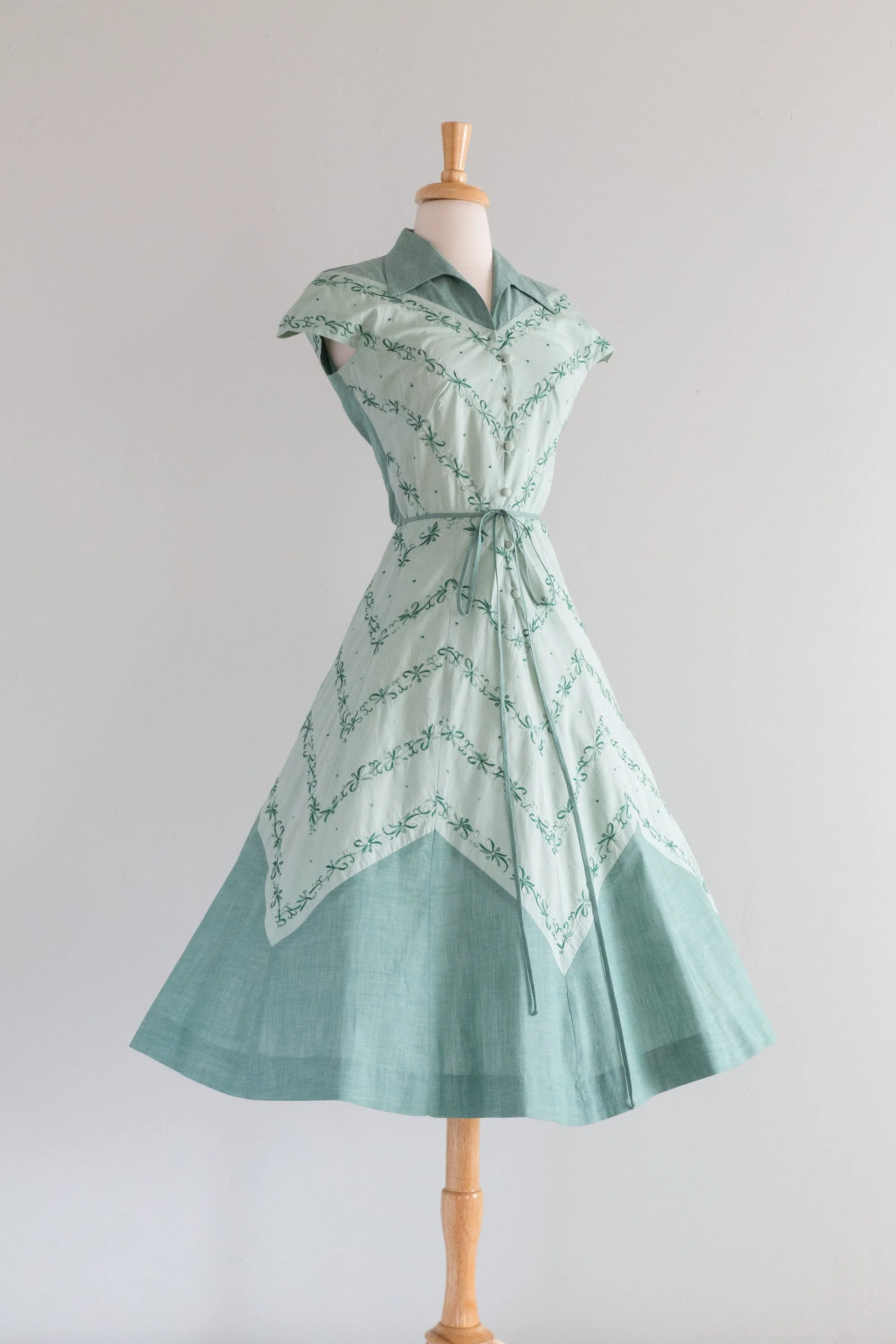 Beautiful 1950's Doris Dodson Spearmint Embroidered Cotton Day Dress / Small