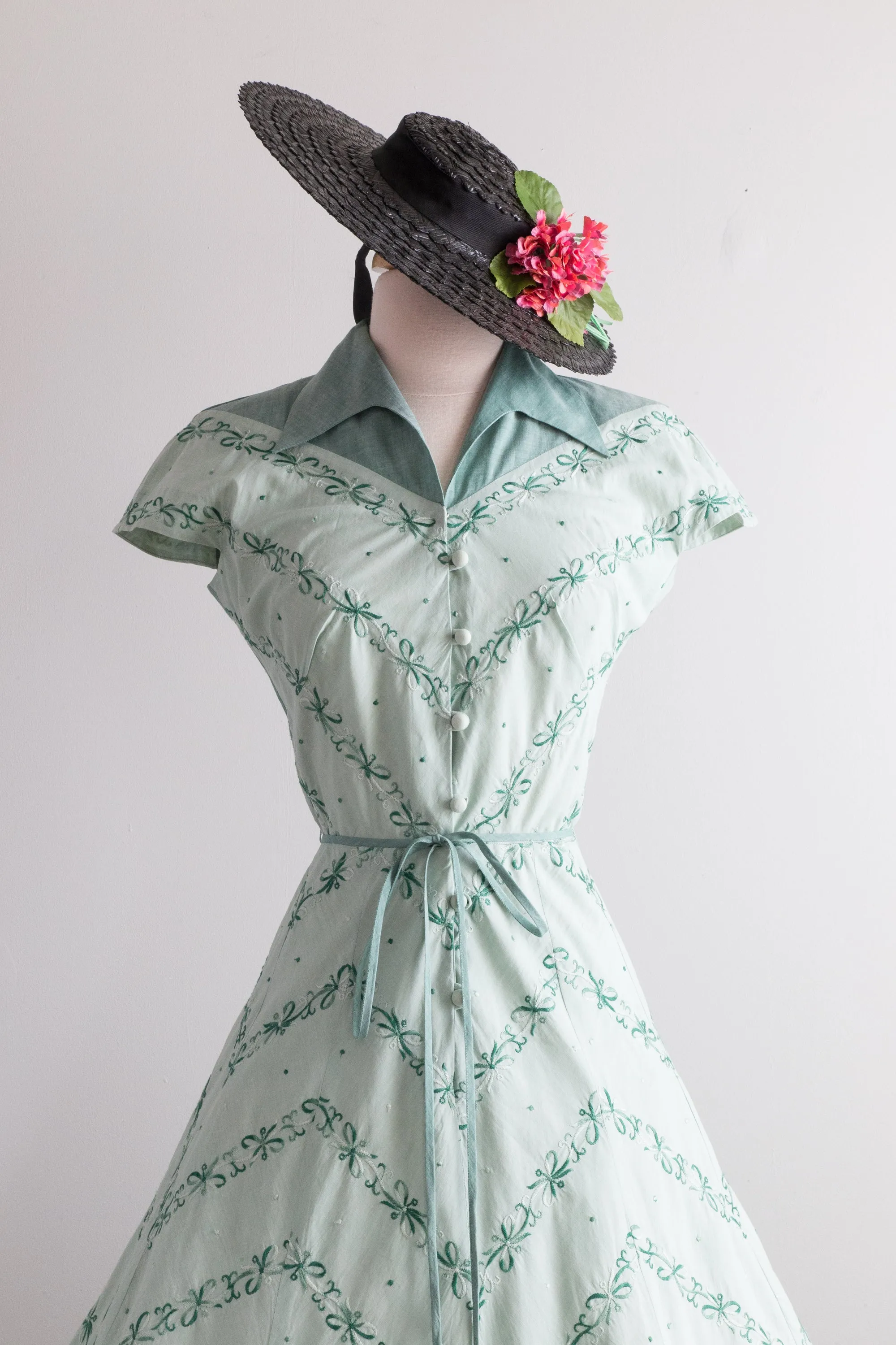 Beautiful 1950's Doris Dodson Spearmint Embroidered Cotton Day Dress / Small