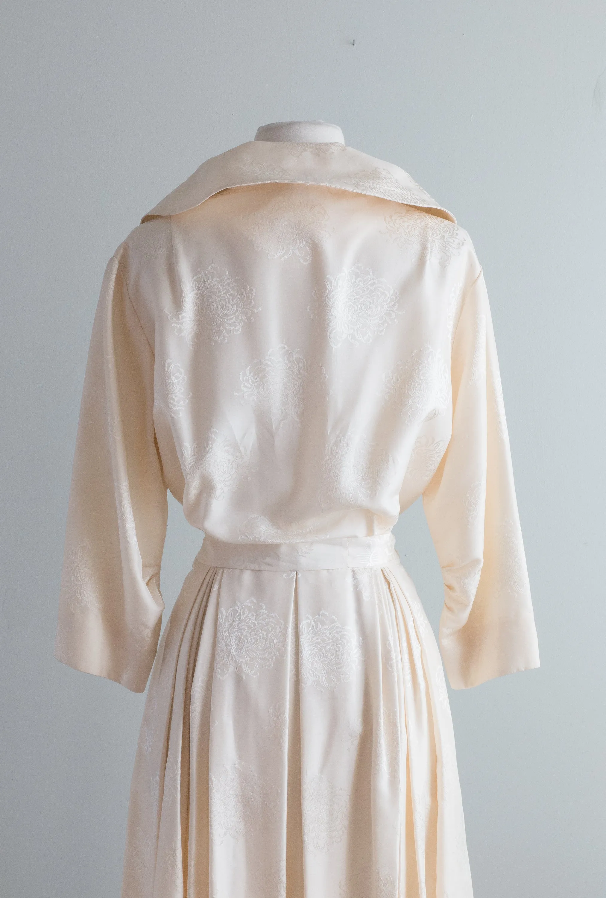 Beautiful 1950's Ivory Silk Shirtwaist Pleated Dress / ML