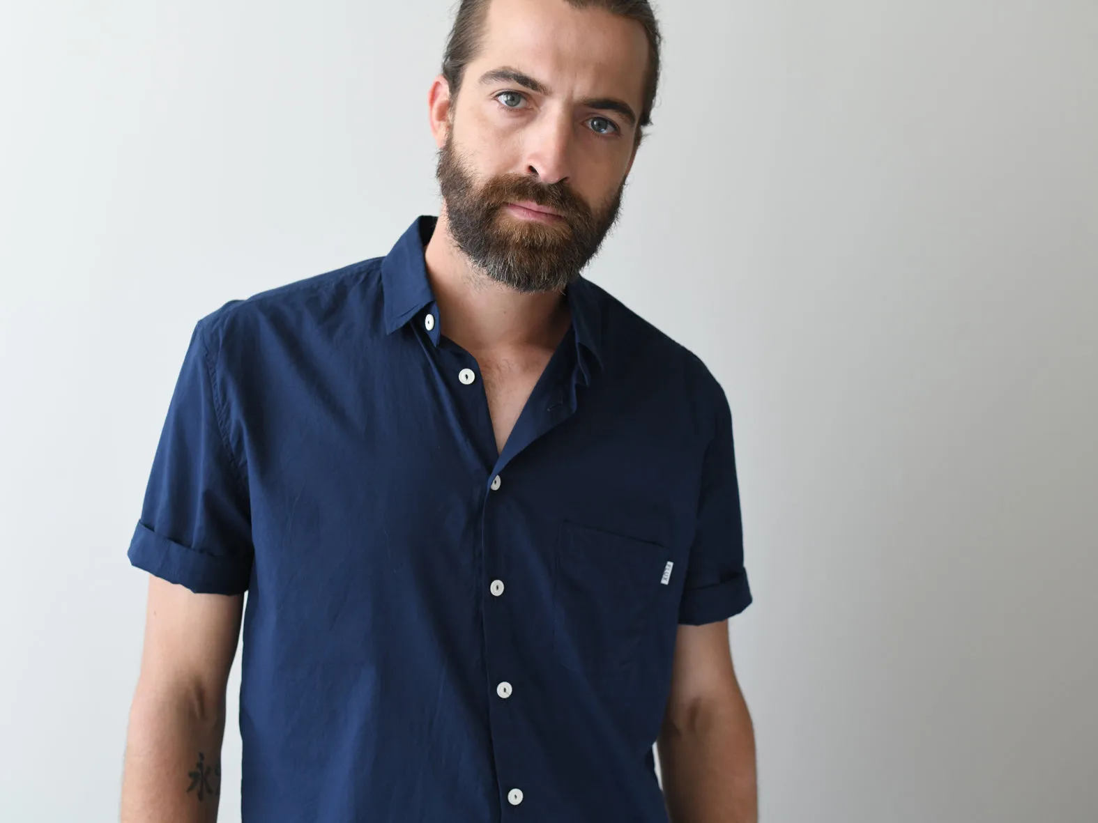 INBETWEEN DAYS. SHORTSLEEVE INDIGO.