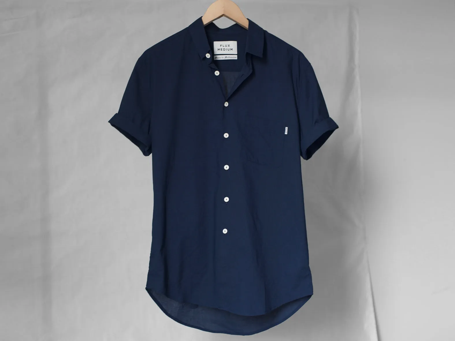 INBETWEEN DAYS. SHORTSLEEVE INDIGO.