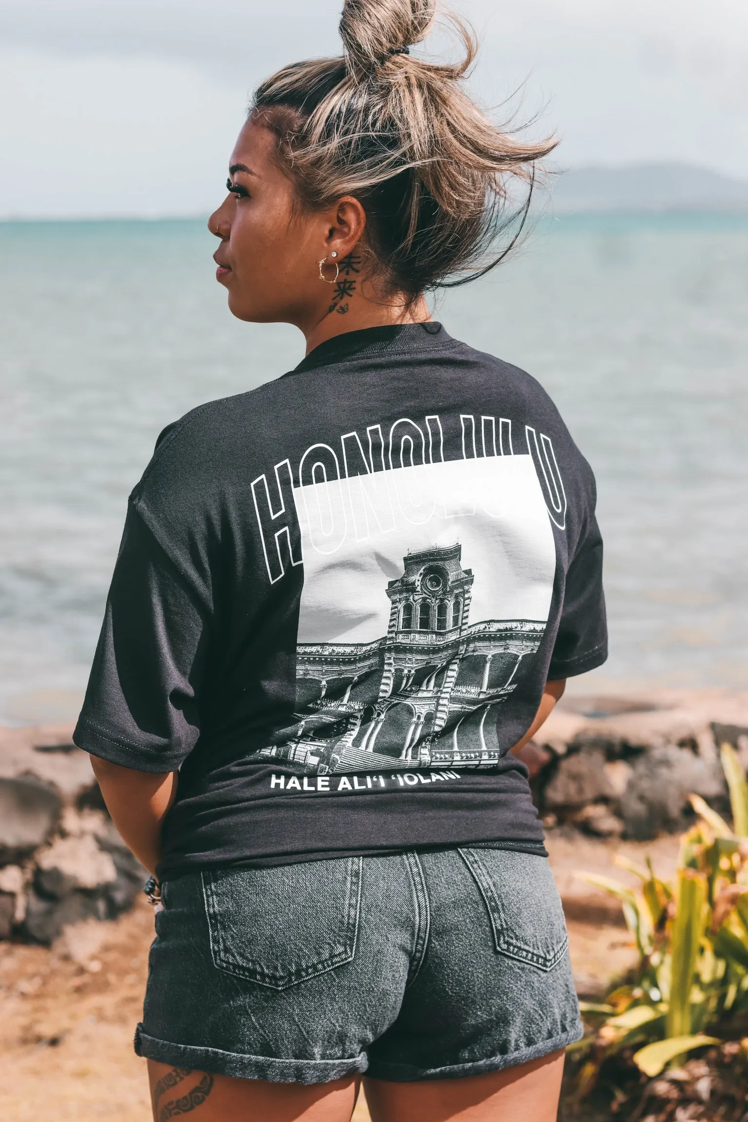 IOLANI BOX Tee