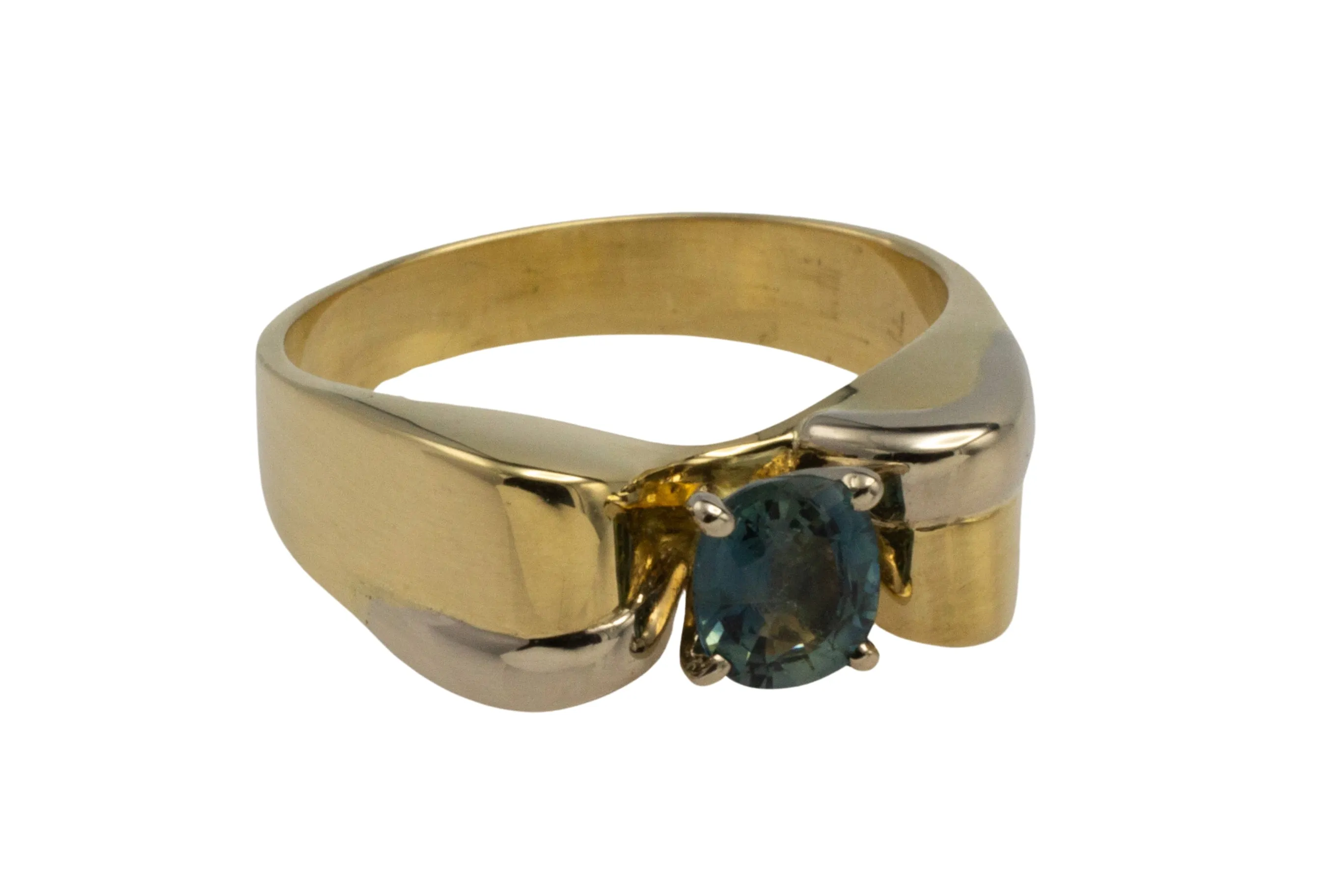 Vintage 18 carat gold ring with sapphire